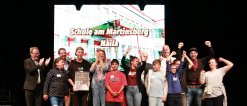 Gruppenfoto der Erstplatzierten. Die Schule am Martinsberg Naila mit Regierungspräsident Florian Luderschmid und Bereichsleiter Schulen Stefan Kuen