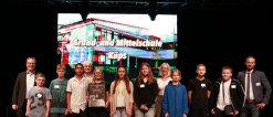 Gruppenfoto der Drittplatzierten (der dritte Platz wurde drei Mal vergeben). Die Grund- und Mittelschule Küps mit Regierungspräsident Florian Luderschmid und Bereichsleiter Schulen Stefan Kuen