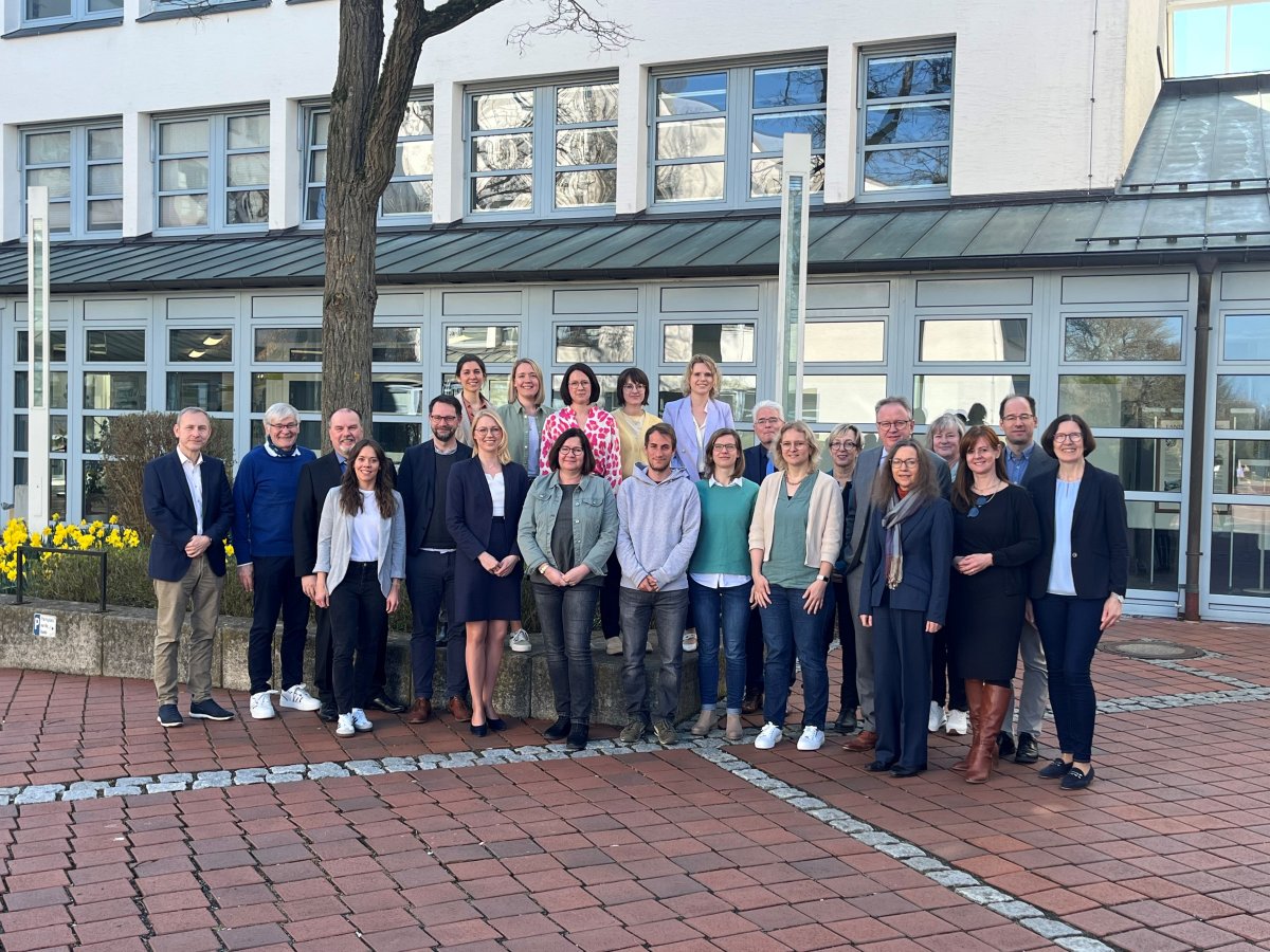 Gruppenbild der TeilnehmerInnen am Frühjahrstreffen der oberfränkischen Bildungsregionen zum Thema "Inklusion"