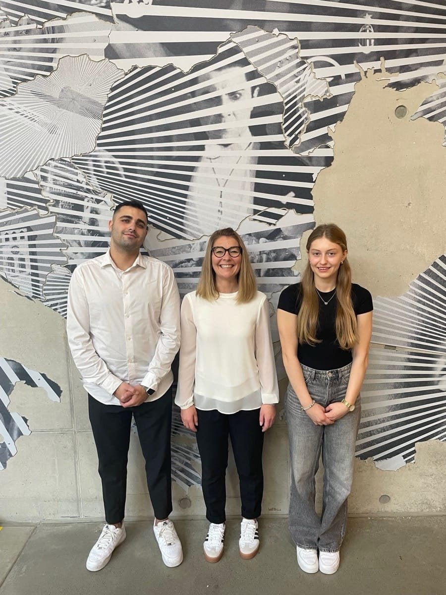 Das Bild zeigt v.l.n.r.: Abdurrahman Güdük (Stv. Bezirksschülersprecher), Anne Lorenz (Koordinatorin Schülermitverantwortung der Regierung von Oberfranken), Jana Bäuerlein (Bezirksschülersprecherin)