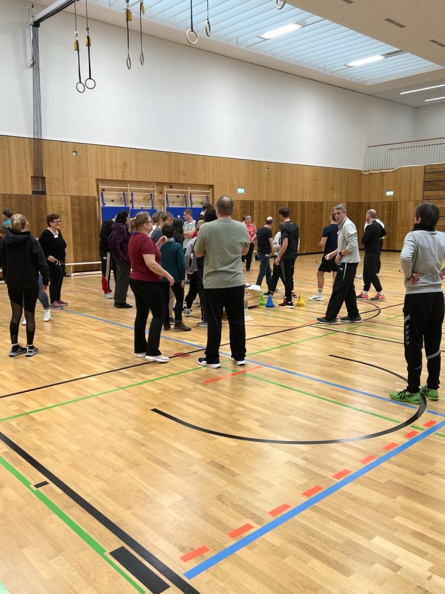Bei nahezu 100 Teilnehmenden war die Turnhalle der Graf-Stauffenberg-Wirtschaftsschule in Bamberg gut gefüllt.