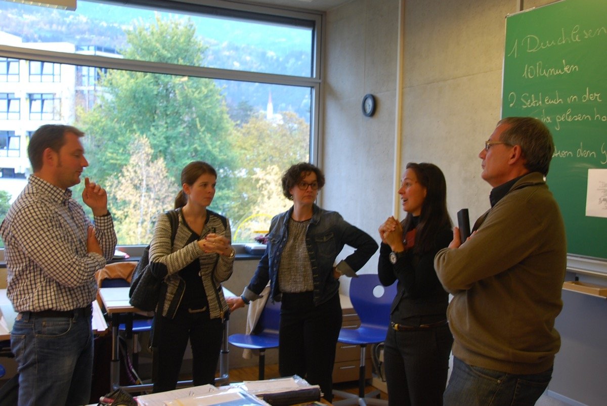 Oberfränkische Lehrkräfte im Gespräch mit einer Integrationslehrperson der LBS Tschuggmall in Brixen.