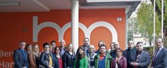 Die Delegation der Regierung von Oberfranken vor der LBS Gutenberg, Bozen