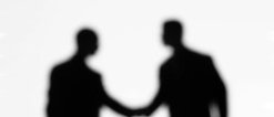 Logo Personalentwicklung. Zwei Figuren schütteln sich die Hand.