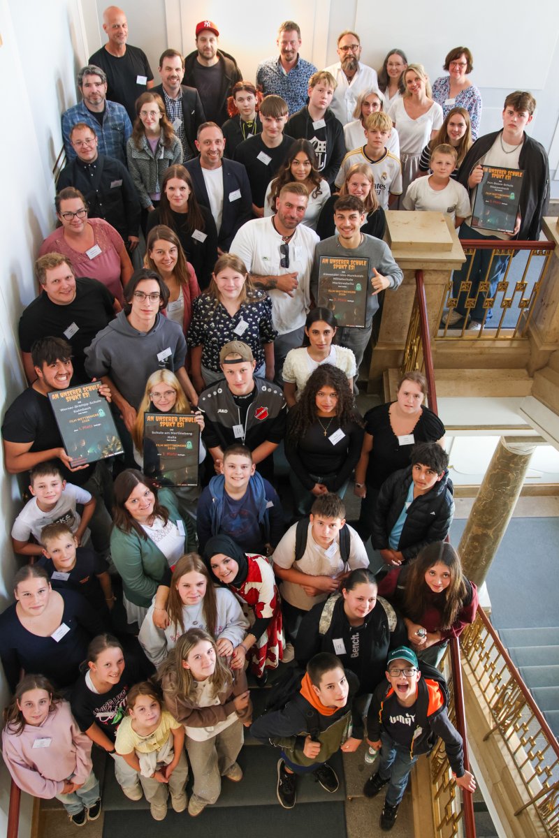 Gruppenfoto bei der Preisverleihung des SMV-Film-Wettbewerbs der Mittel- und Förderschulen „An unserer Schule spukt es