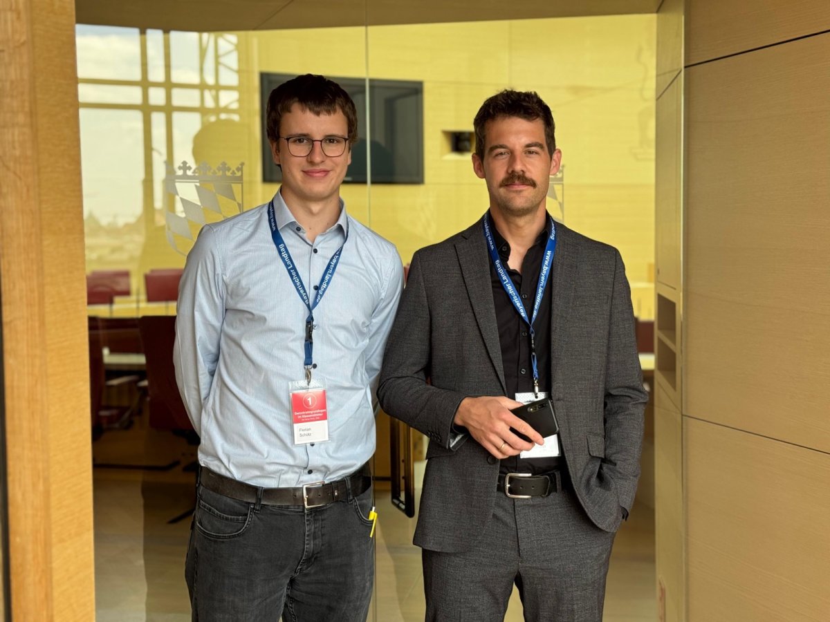 Jens Kußmann (Regierung von Oberfranken, SG 42.1) mit Schülersprecher Florian Schütz vom Staatlichen Beruflichen Schulzentrum Bamberg 